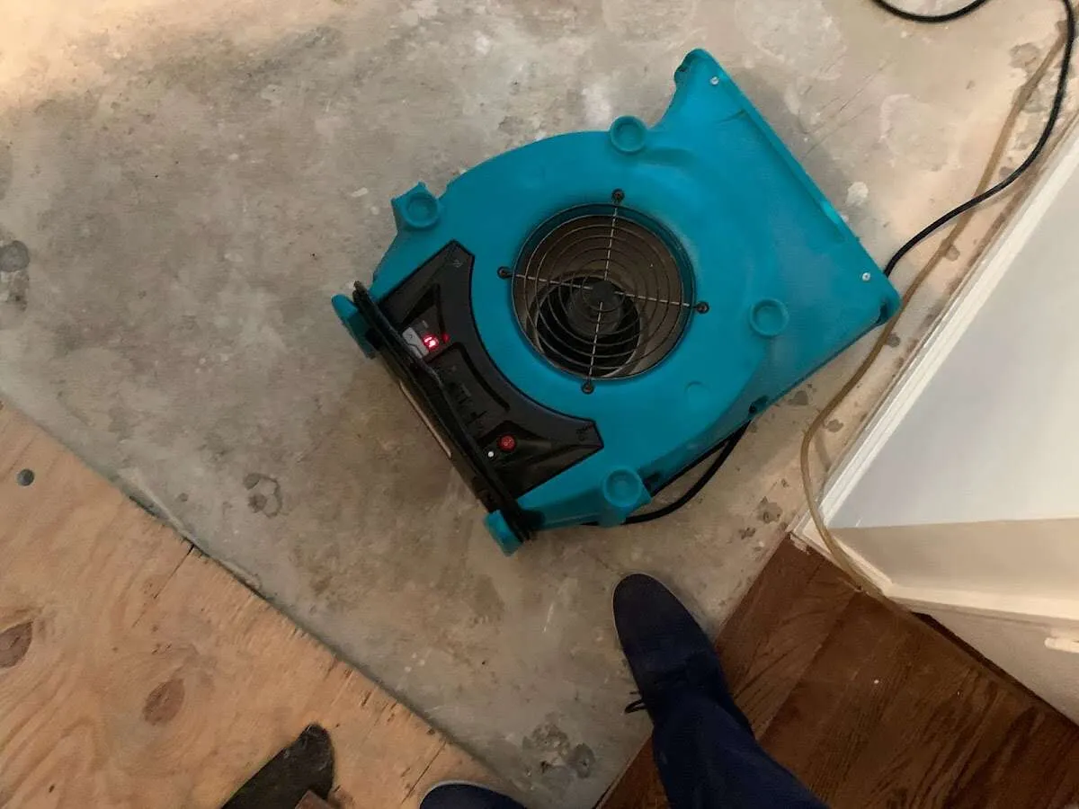 Air mover drying subfloor during Leak Detection & Repair in Oregon